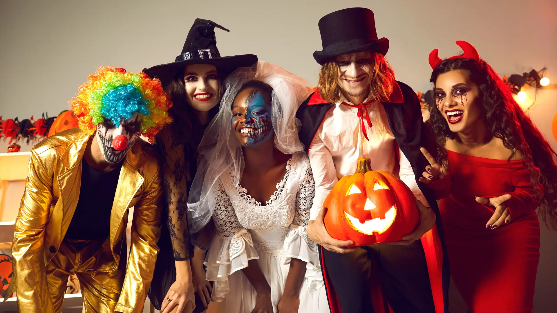 shutterstock_2478371901 Halloween noć veštica maske maskiranje maskenbal-69049935ef327.webp