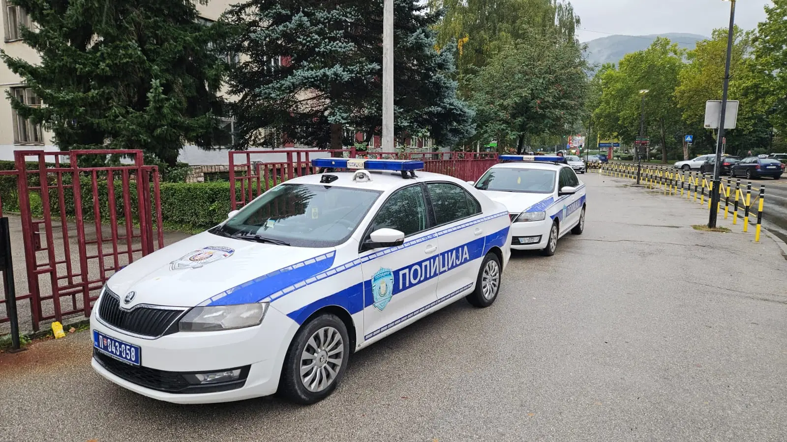 srpska policija srbije, srpski policajci ispred osnovne škole u prijepolju, prijepolje, mup srbije - 2 okt 2025 - TANJUG BRANKO LUKIĆ (1)-68de26d517783.webp