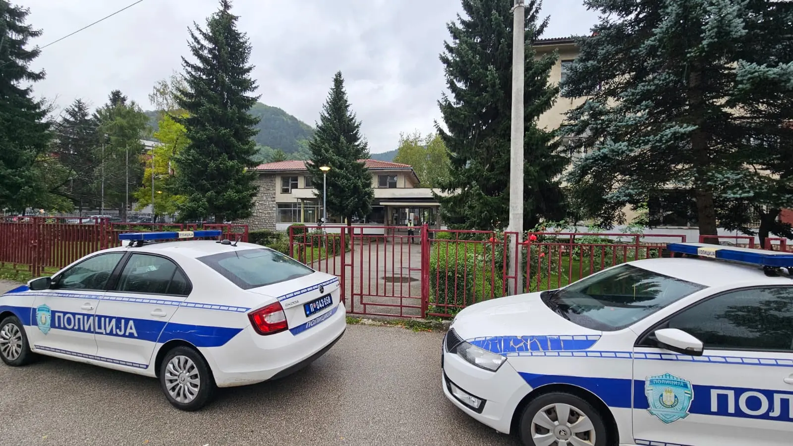 srpska policija srbije, srpski policajci ispred osnovne škole u prijepolju, prijepolje, mup srbije - 2 okt 2025 - TANJUG BRANKO LUKIĆ (4)-68de26ec70637.webp