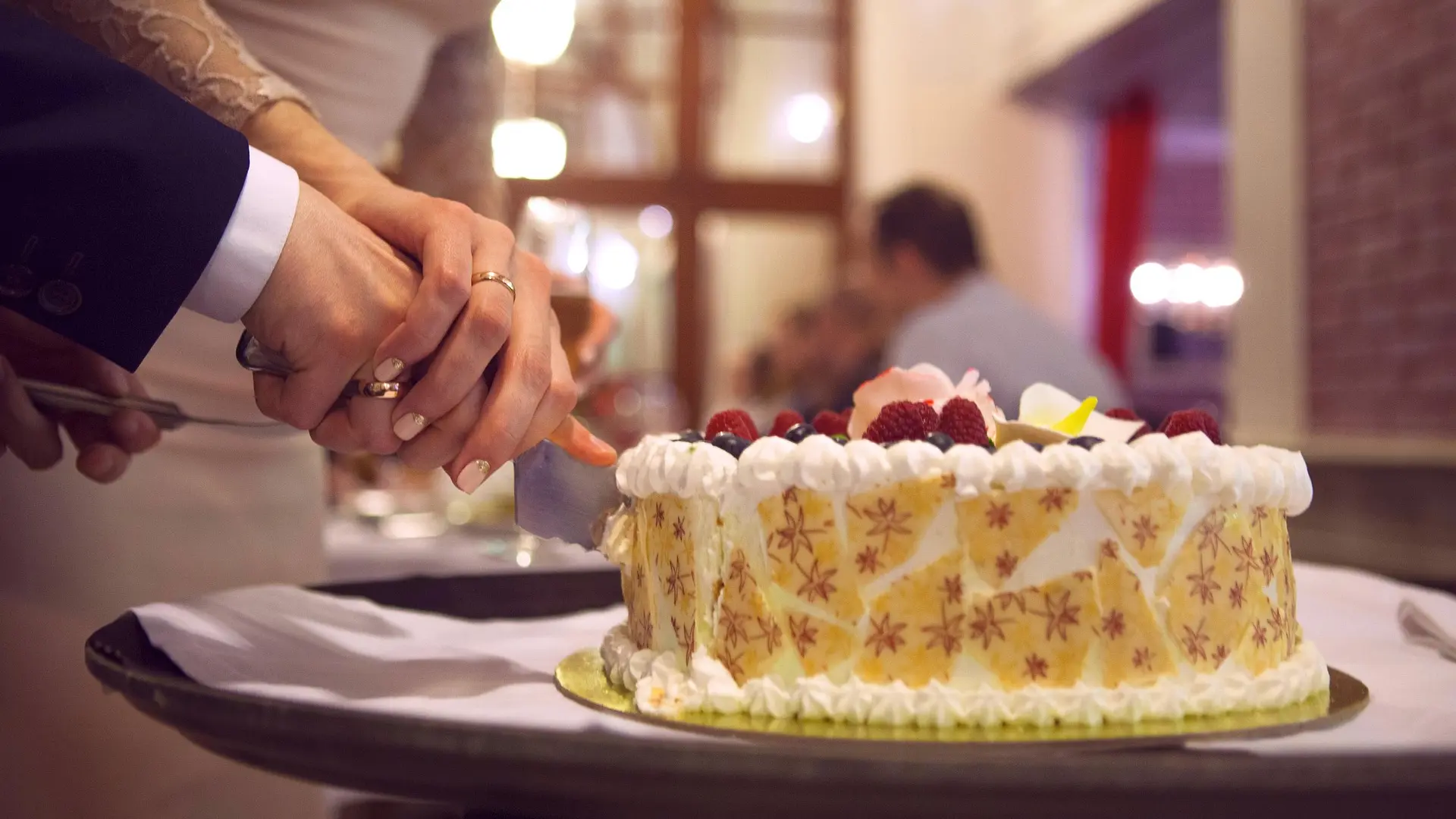 svadbena torta svadba venčanje mladenci pixabay-68f8d4dc63f85.webp