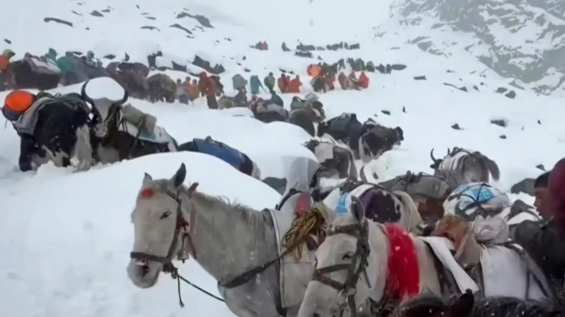 tibet mont everest evakuacija planinara Lingsuiye via AP-68e606e1f3bf4.webp