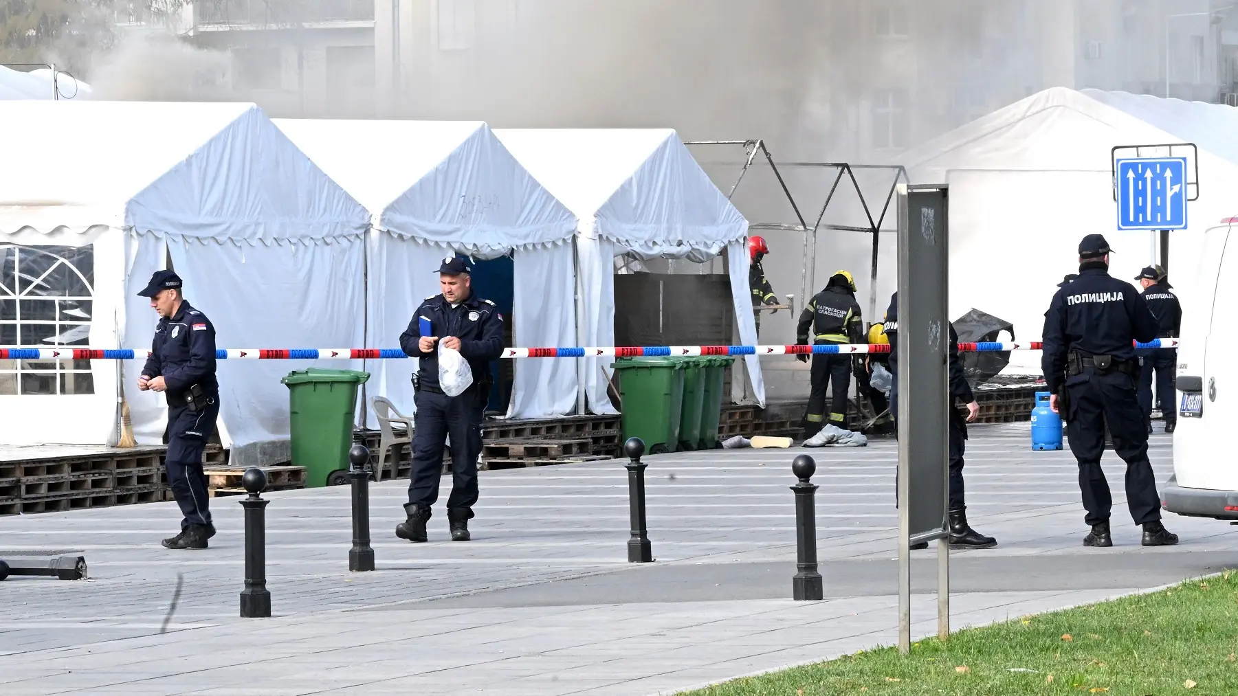 zapaljen šator ispred narodne skupštine srbije, narodna skupština, pucnjava, požar - 22 okt 2025 - TANJUG RADE PRELIĆ-68f8ccd7198ab.webp