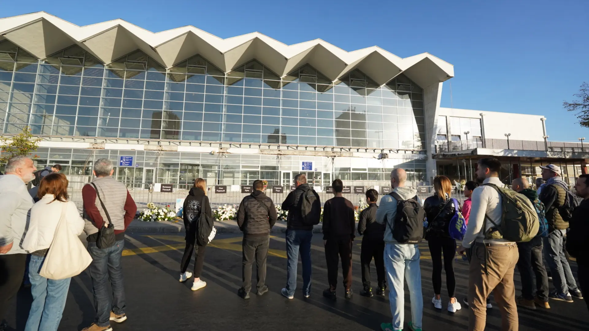 Godišnjica pada nadstrešnice u Novom Sadu, paljenje sveća, Železnička stanica Novi Sad (2)-6905e0877fae0.webp