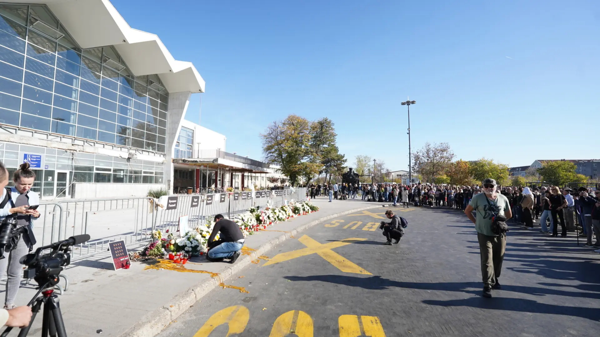 Godišnjica pada nadstrešnice u Novom Sadu, paljenje sveća, Železnička stanica Novi Sad (4)-6905e09f521f6.webp