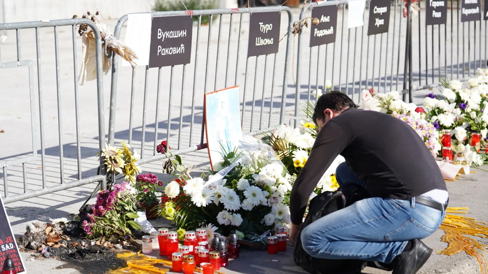 Godišnjica pada nadstrešnice u Novom Sadu, paljenje sveća, Železnička stanica Novi Sad (6)-6905e02eb4cc6.webp