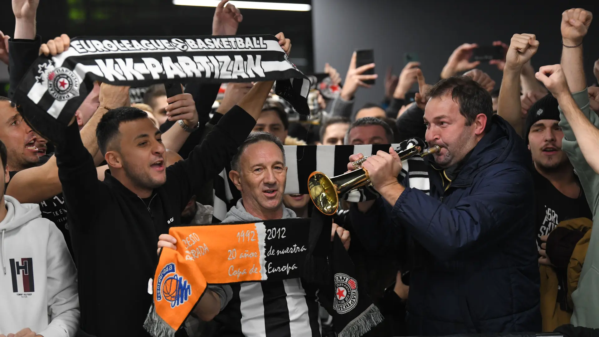 Tan2025-11-2717364997_1 navijaci cekaju zeljka obradovica aerodrom TANJUGAMIR HAMZAGIĆ-69288dce35cbc.webp