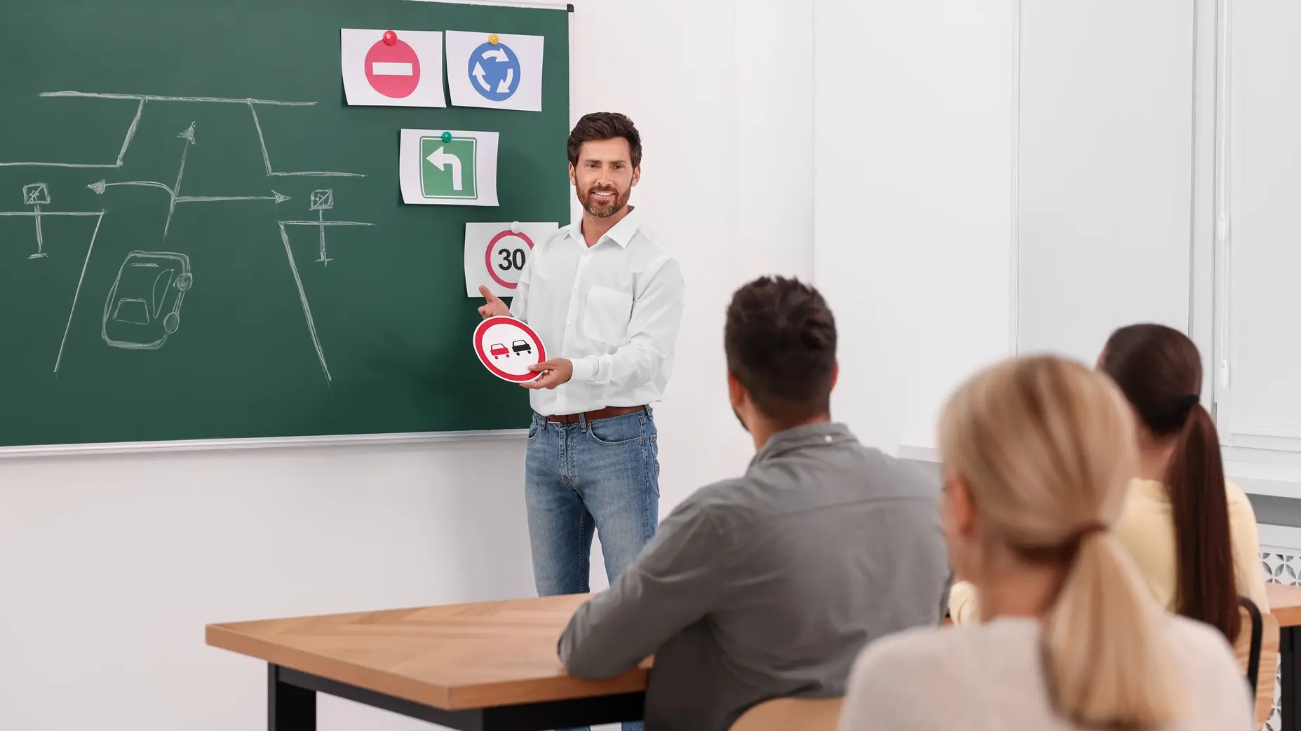 auto-škola, vožnja, saobraćajni znakovi, polaganje vožnje - shutterstock_2390996481-69130791902b6.webp