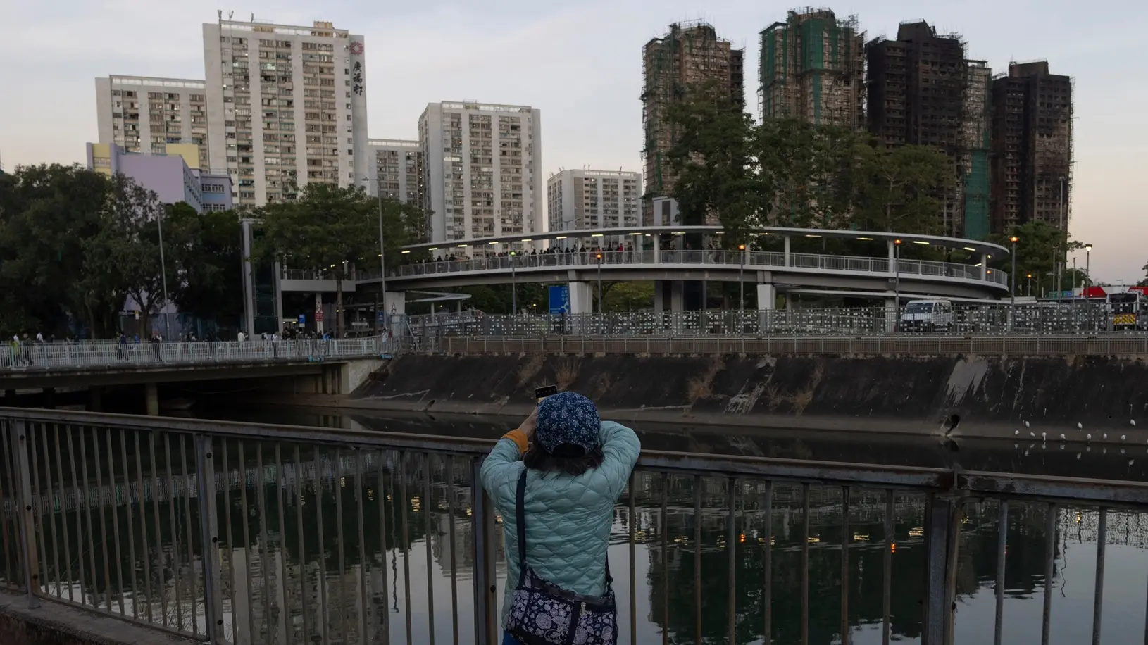 hongkong, požar u hongkongu, 28 nov 2025 - AP Photo Ng Han Guan -  AP25332407213523-692b5d80b7c2a.webp