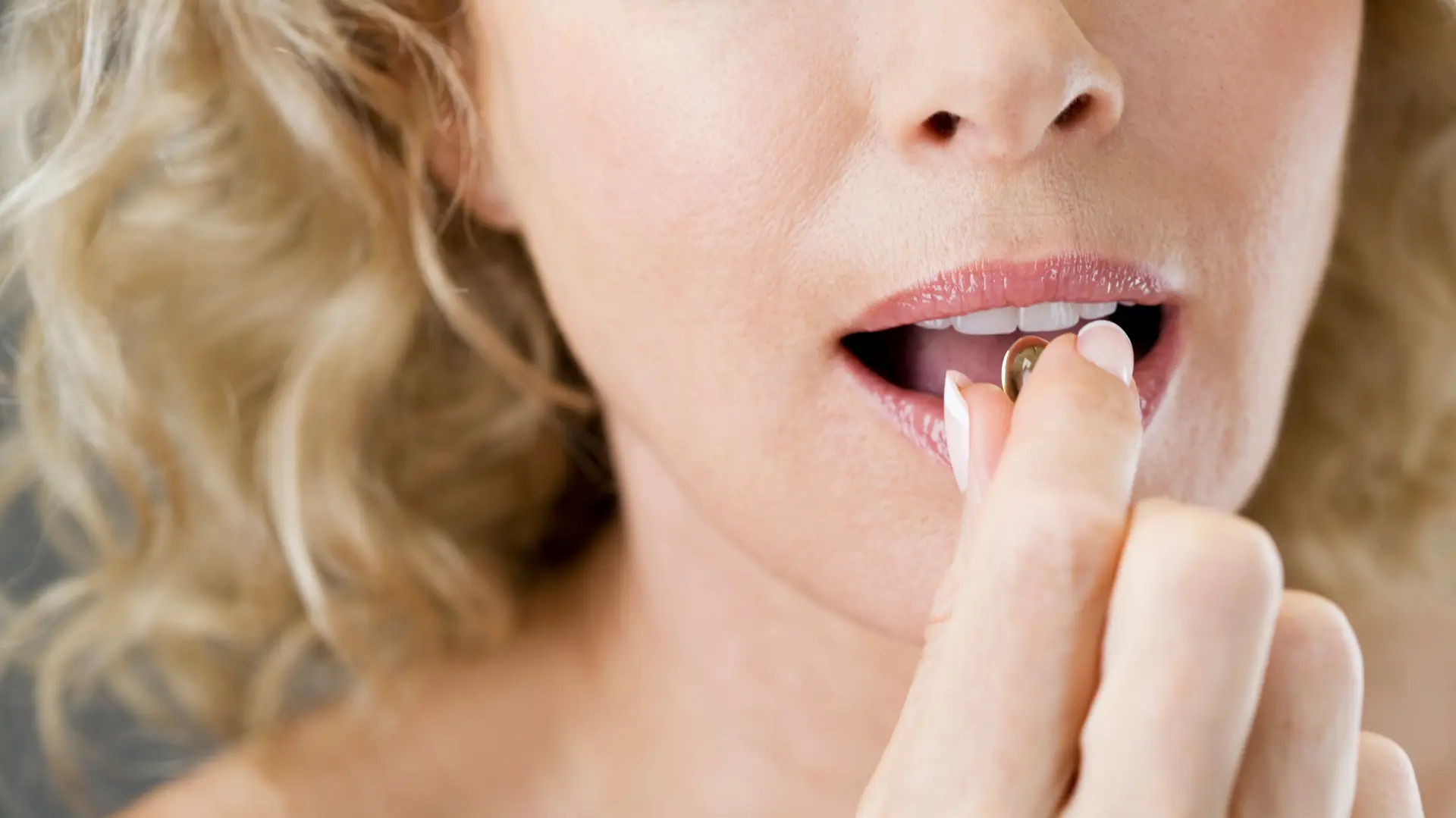 shutterstock_1578954400 pilula lekovi anti ejdžing starenje žena tablete-6919b6afe2b4b.webp