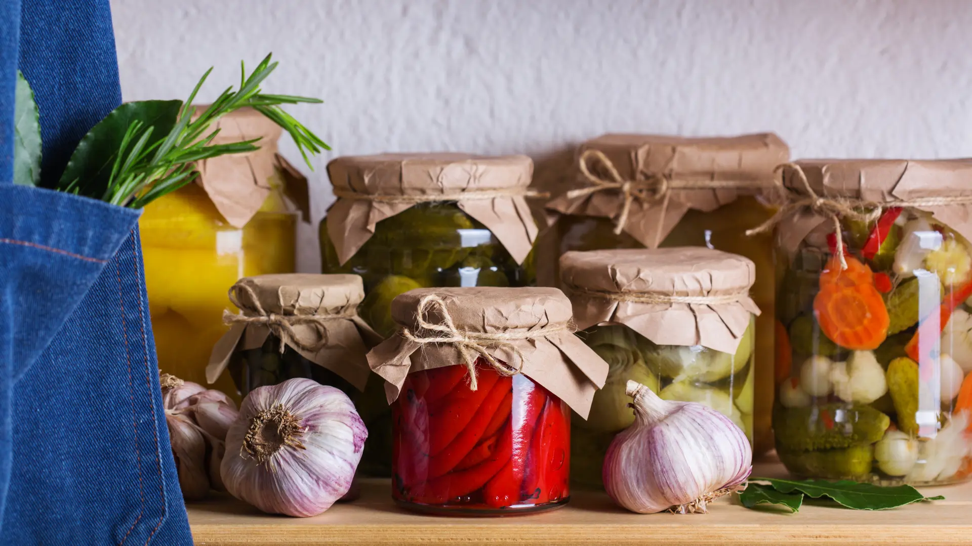 shutterstock_1797520918 zimnica tegla špajz turšija kisele paprike-6906239d1f250.webp