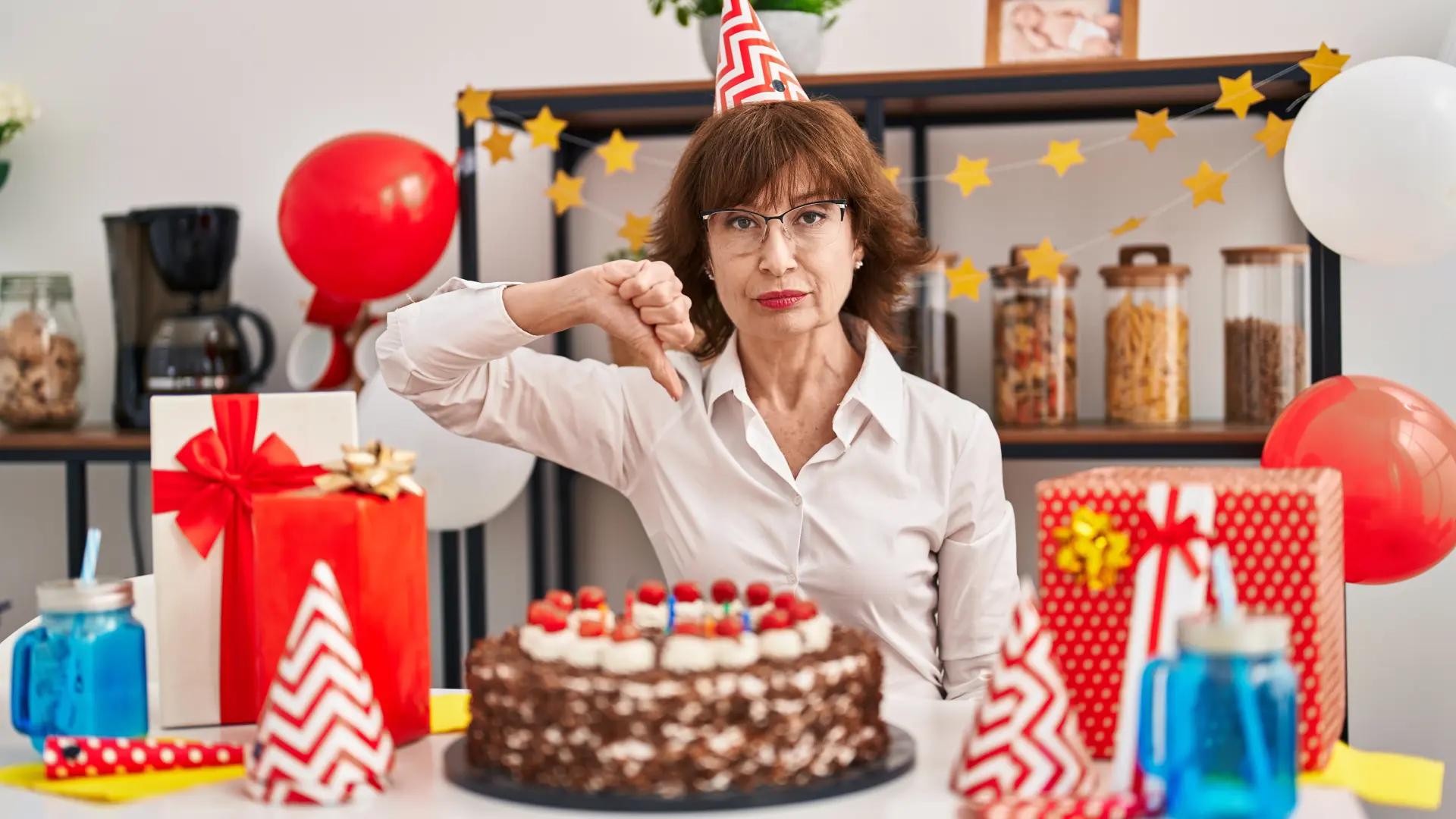 shutterstock_2315041291 rođendan žena godine starija žena gospođa besna ljudi koji ne vole rođendan-6915eac80a629.webp