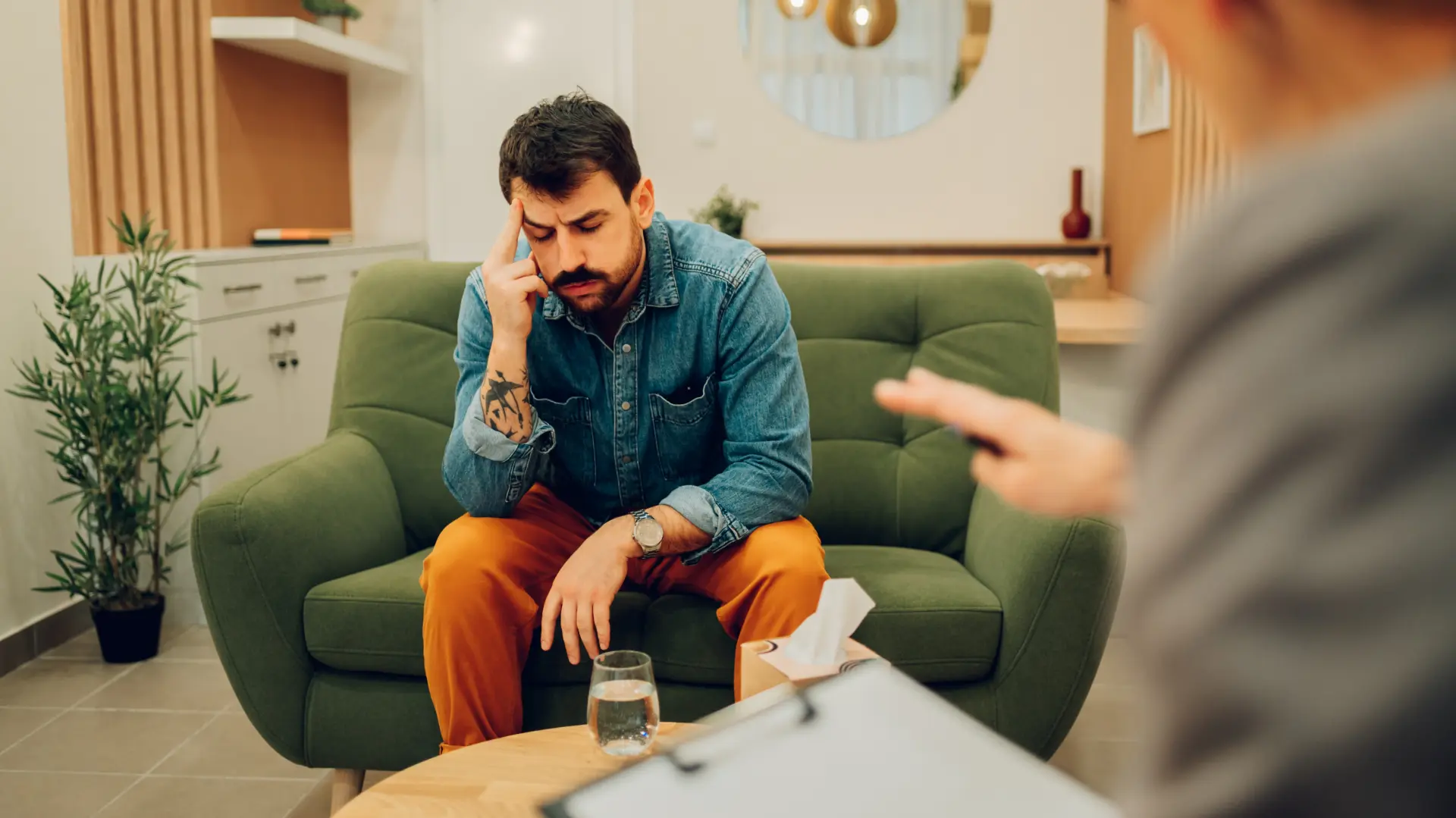 shutterstock_2356593059 muškarac problemi zabrinutost psihoterapeut terapija psiholog psihoterapija poremećaj analiza razgovor-6922db9aa35a3.webp