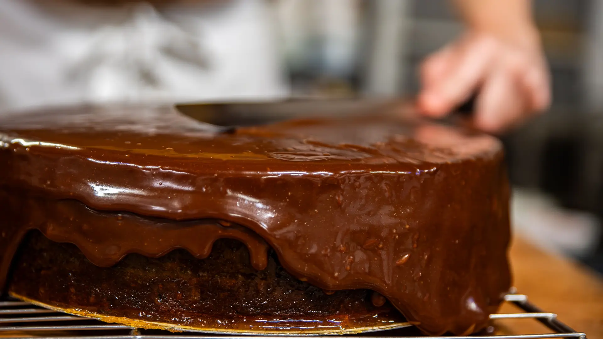 shutterstock_2412564093 čokoladna glazura torta fil-691dc83ee728b.webp