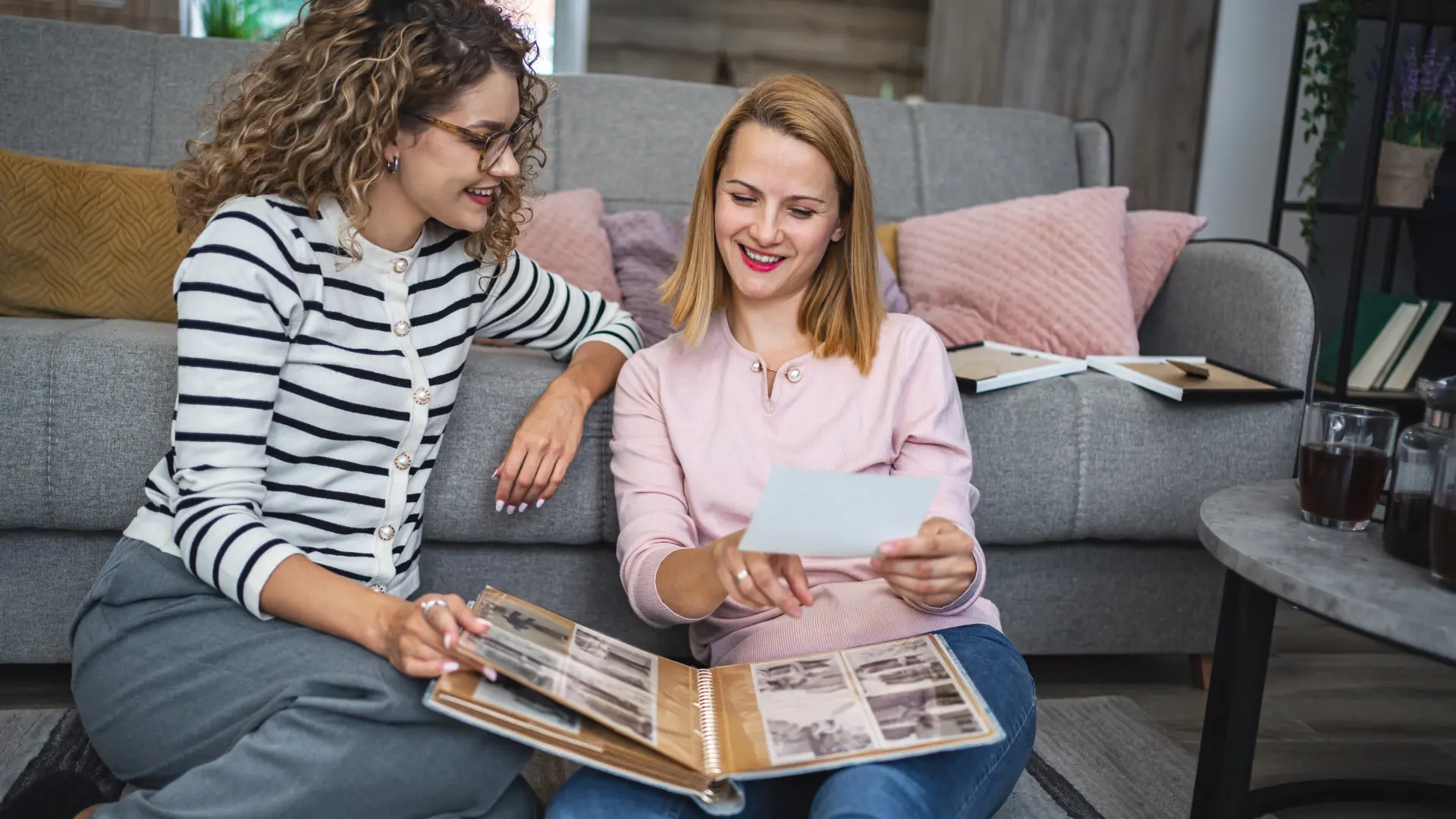 shutterstock_2436551593 foto album gledanje slika fotografije uspomene  drugarice uživanje prijatelji druženje nedelja-692aae2ad6a22.webp