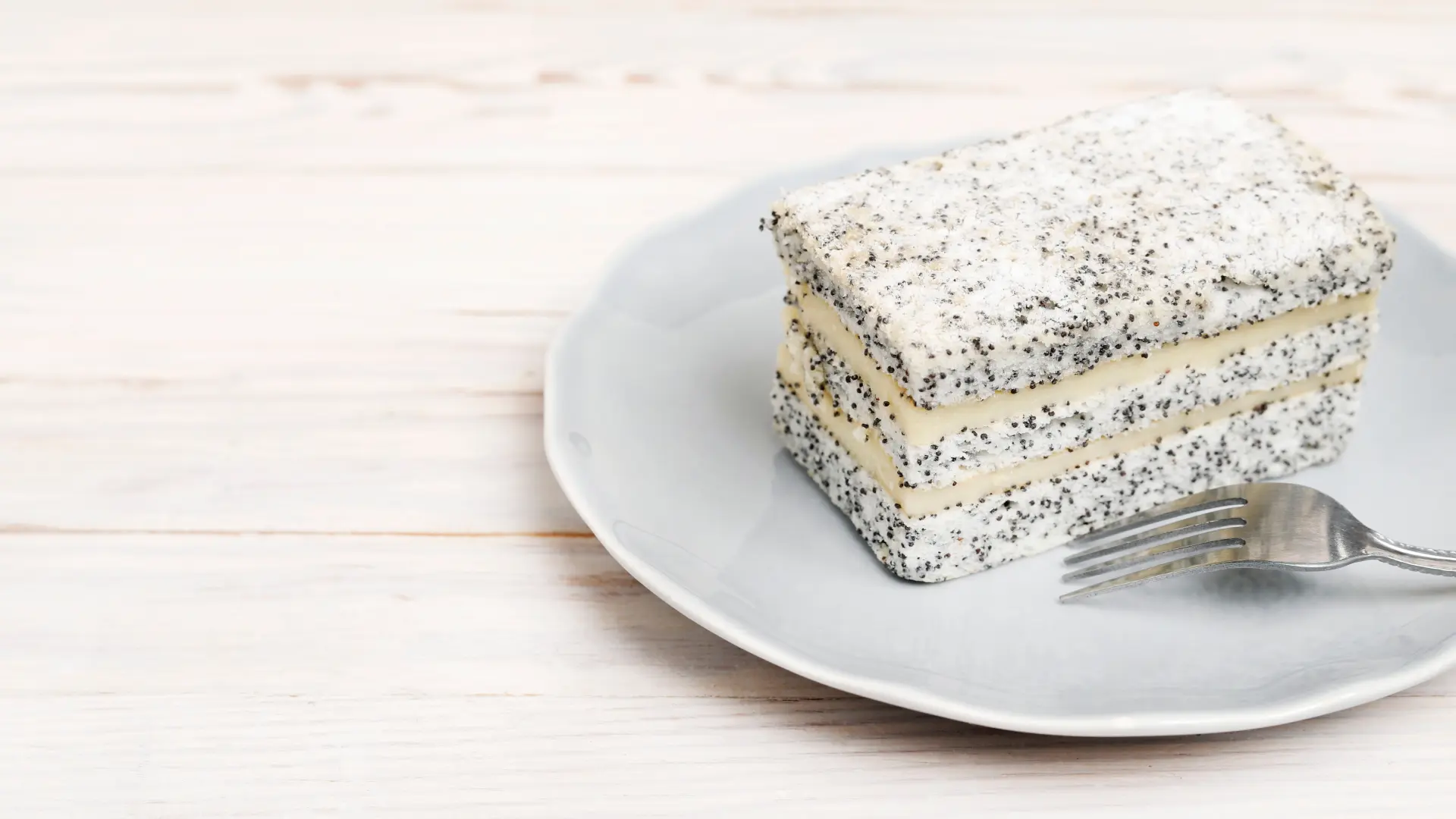 shutterstock_2476152461 torta kolač sa makom-6929a1c0db322.webp