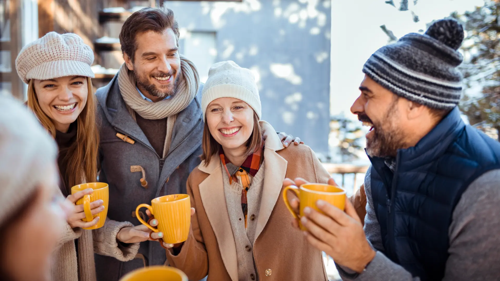 shutterstock_2508532895 zima kafa čaj sneg hladnoća druženje nova godina praznici prijatelji porodica ljubav sreća osmeh kapa-692453c9c73bf.webp