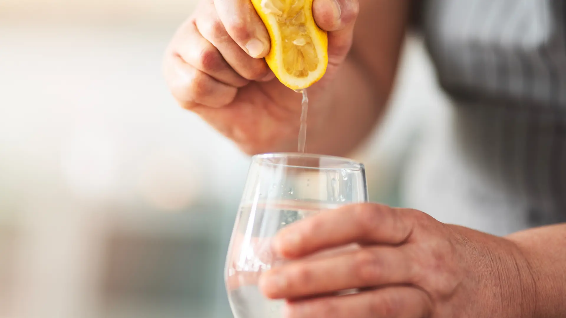 shutterstock_2624681405 limun voda voda sa limunom-6919a0cc84dcf.webp