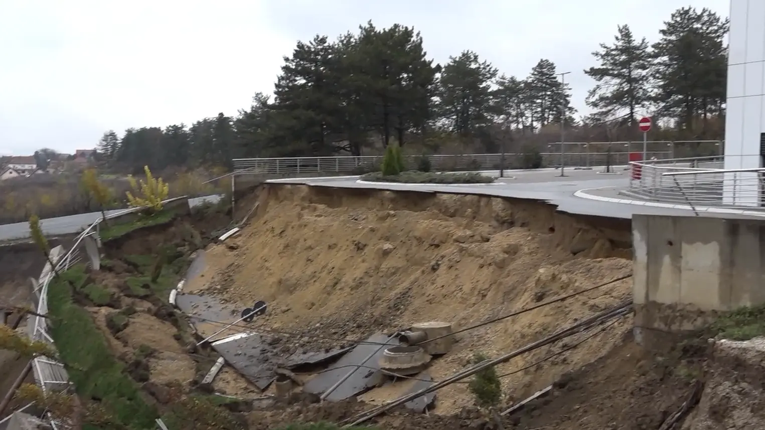 urušen potporni zid saobraćajnica kragujevac tanjug video-6929b313c0204.webp