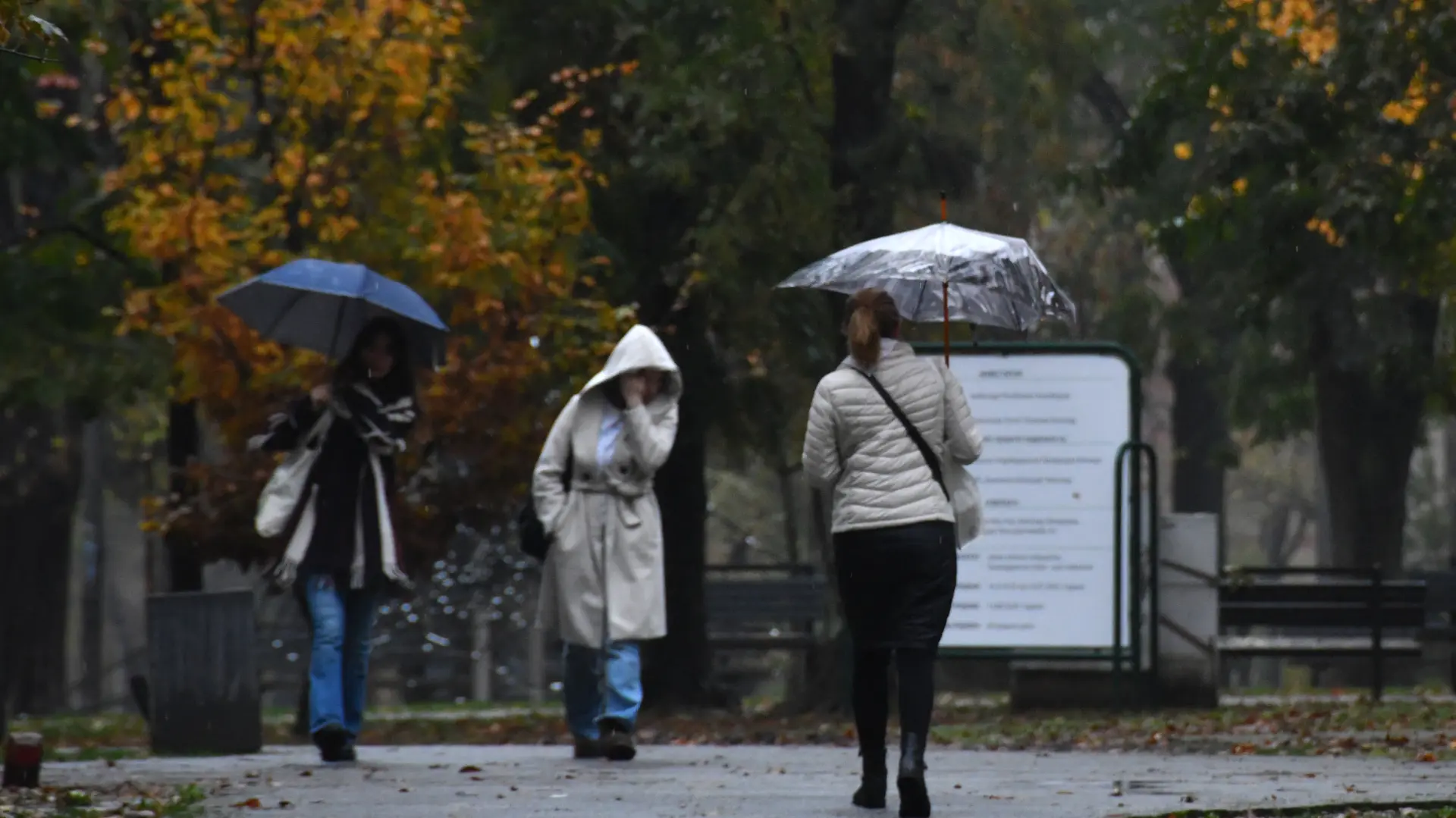 vreme jesen kiša beograd šetnja ljudi-69243c57703af.webp