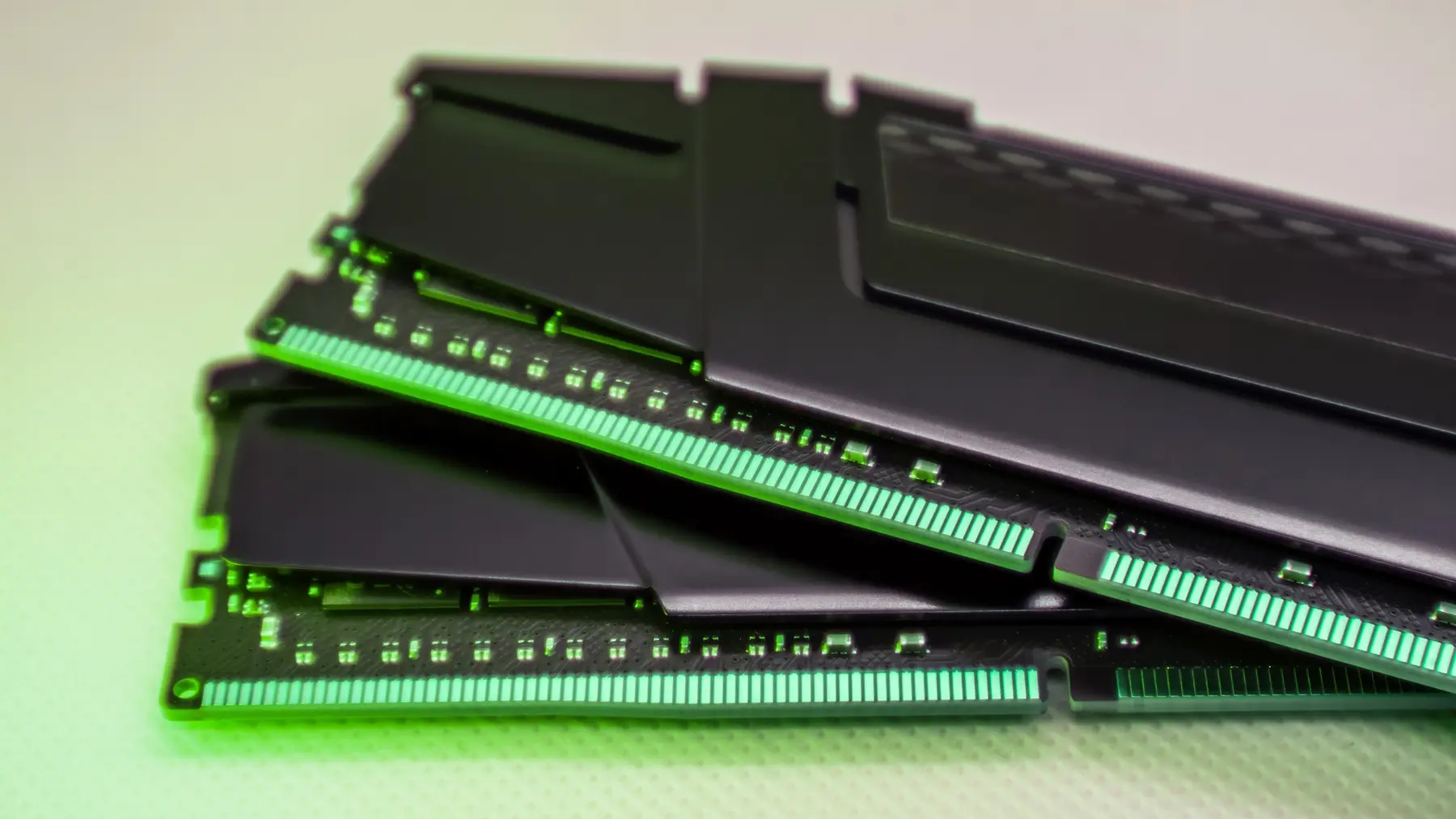 DDR4 DRAM moduli, kompjuterska memorija - shutterstock_2354093793-694d3c96da170.webp