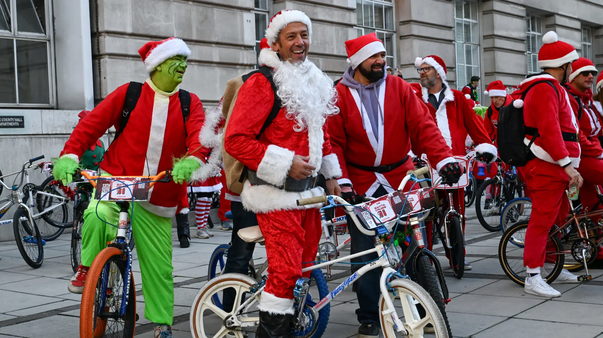 Deda mRAZOVI VOZE BICIKL-693eb29e095ee.webp