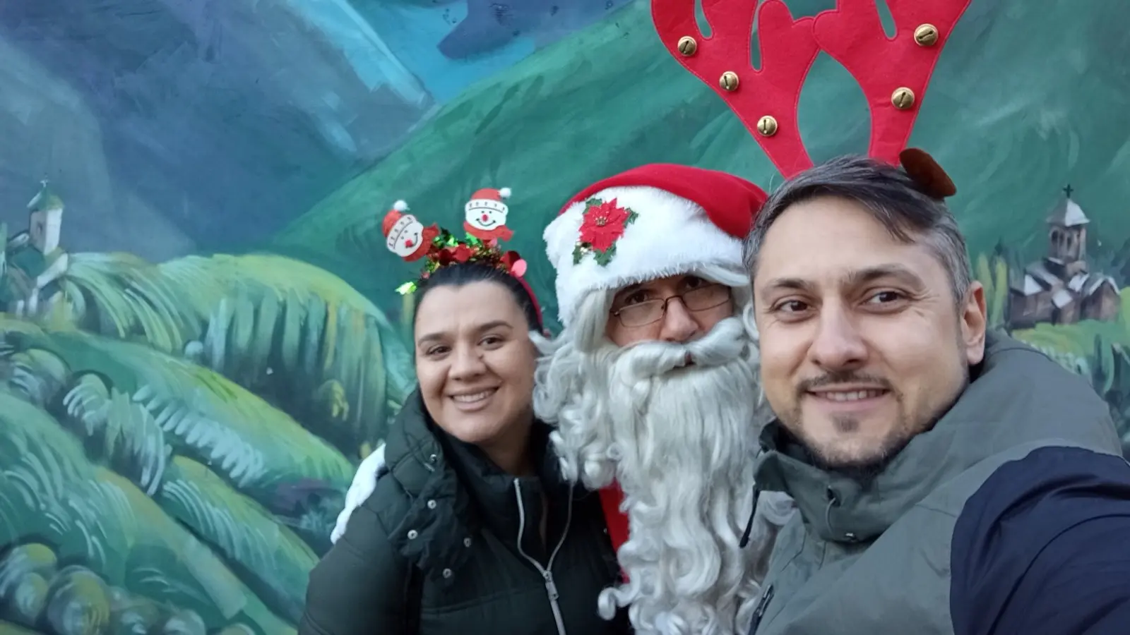 Dragana Glušac i Nebojša Miljević sa Deda Mrazom - decembar 2025 - foto NURDOR-695448c2d35c5.webp