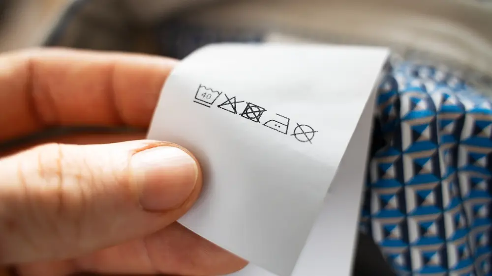 Etiketa, etiketa na garderobi, znakovi na etiketi na garderobi-6936e5fea16ad.webp