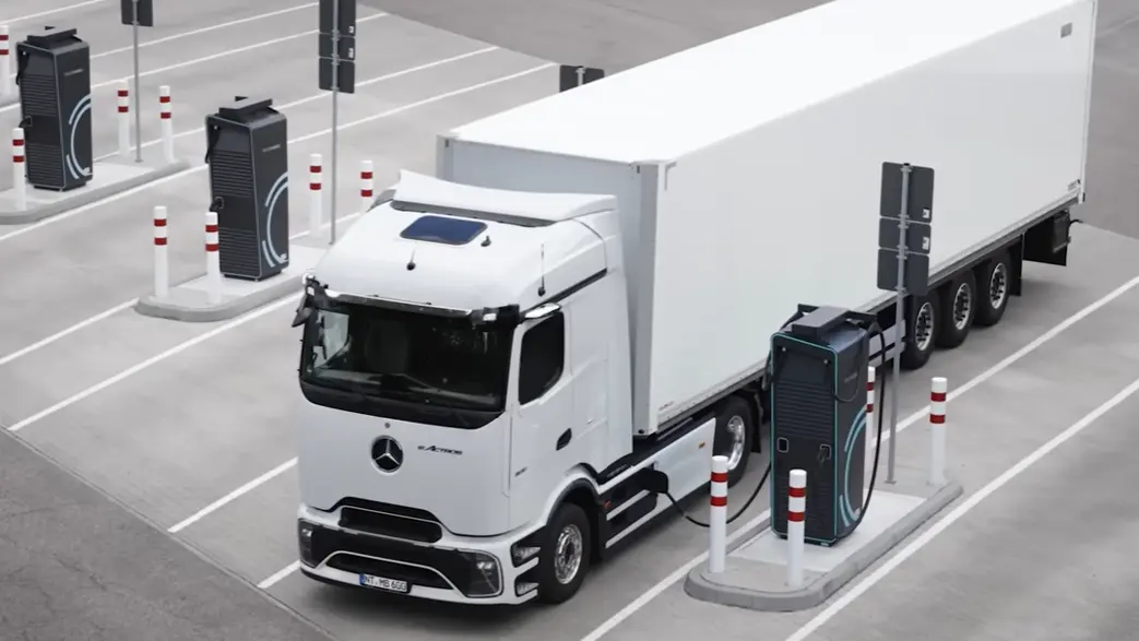 Mercedes eActros 400, mercedes trucks - 5 dec 2025 - foto Printscreen Youtube Mercedes-Benz Trucks-693f209964c9d.webp