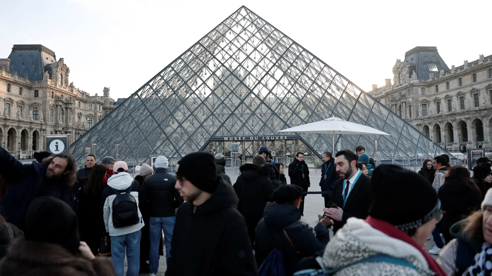 REUTERS, Luvr zatvoren zbog štrajka radnika-693fd5a9bb02e.webp