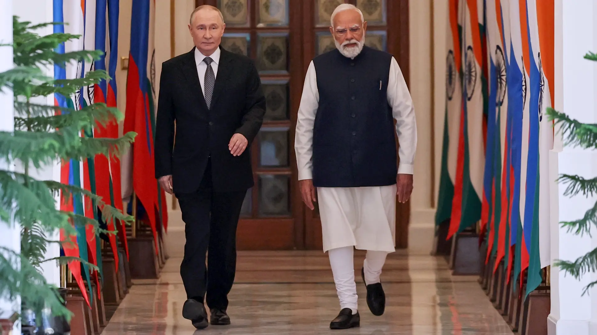 Tan2025-12-0509062037_7 vladimir putin narenda modi Alexander Kazakov, Sputnik, Kremlin Pool Photo via AP-69329781b1e63.webp