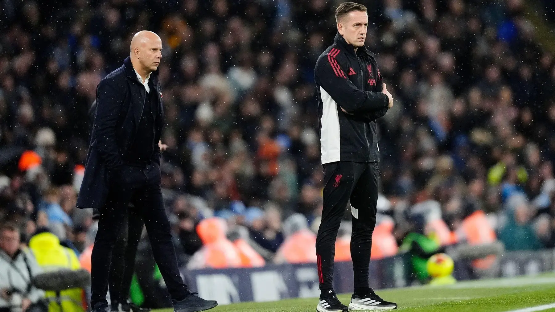 arne slot, aron brigs, 9 nov 2025 - profimedia-1054566950-6953ce554d9ce.webp