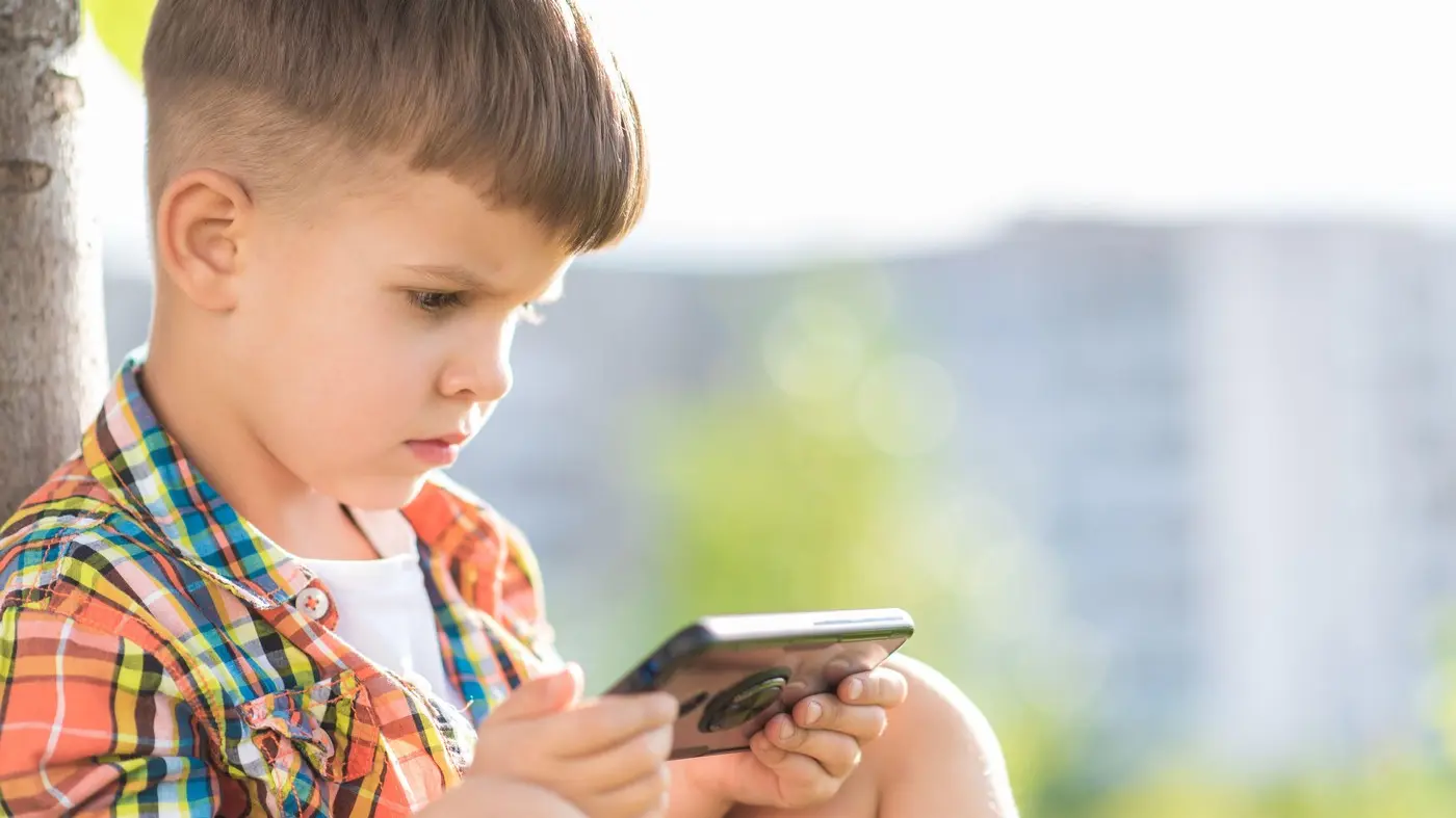 dete, dečak, mobilni telefon, smartfon - profimedia-0561033296-693591d28009d.webp