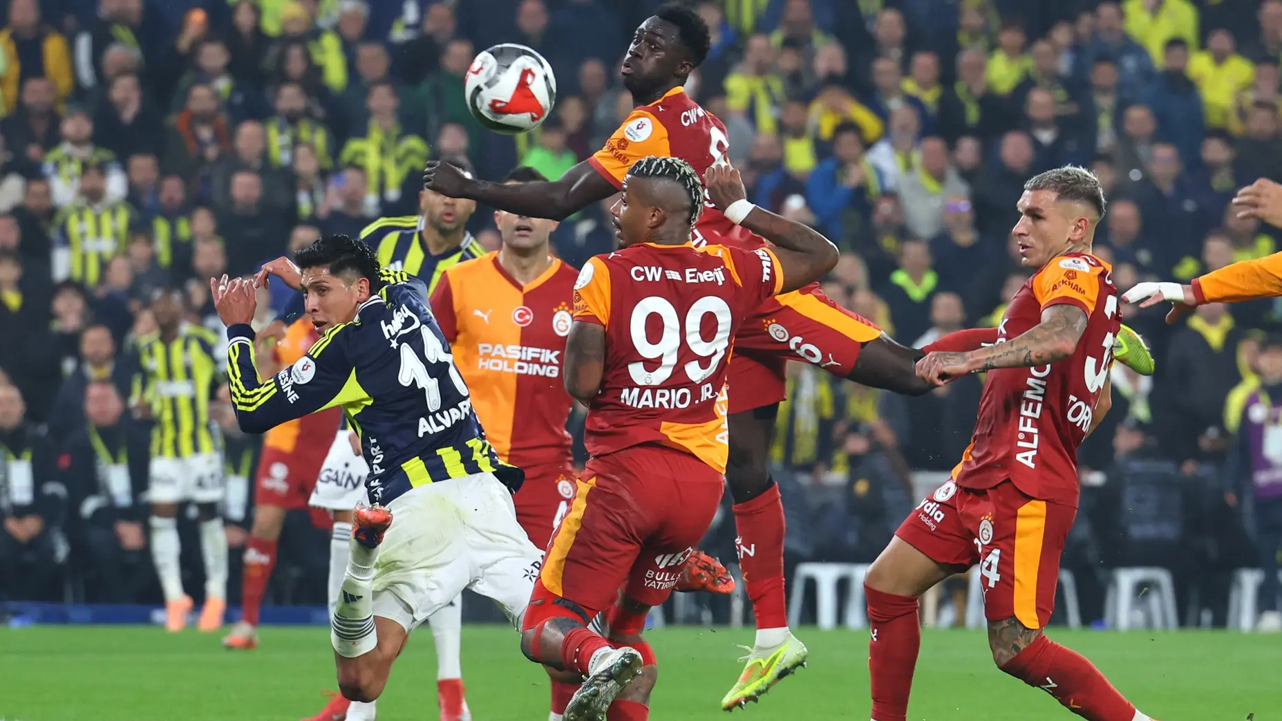 fk galatasaraj fenerbahče, 1 dec 2025 - REUTERS-692df841a7c68.webp