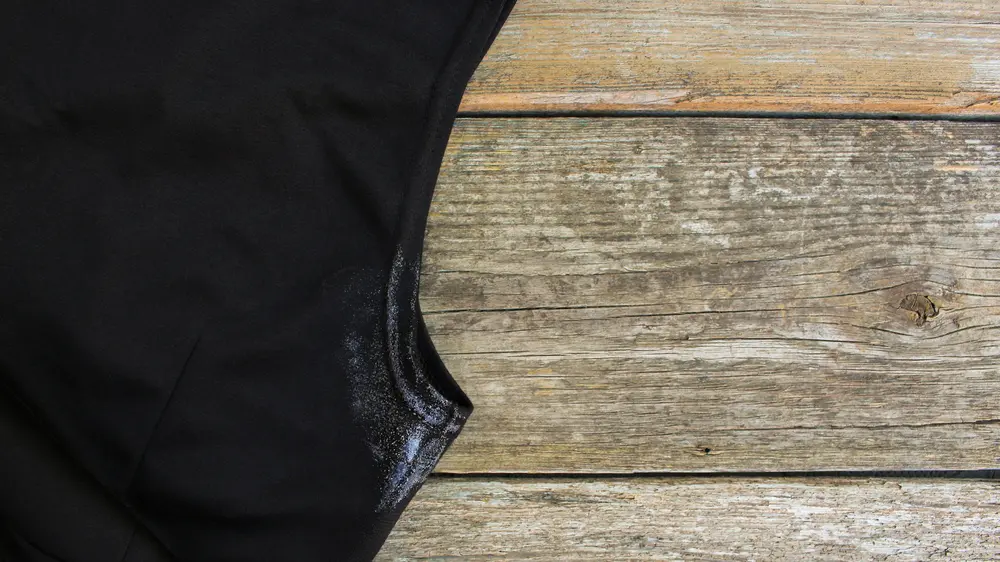 fleke na odeći, bele fleke na crnoj odeći-6932b7cb21090.webp