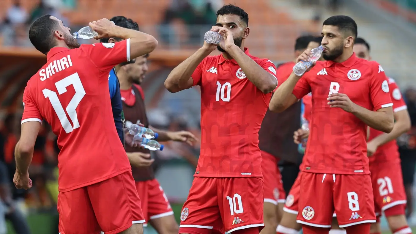 fudbalska reprezentacija tunisa, osveženje fudbalera, pijenje vode, hidratacija, pauza na meču zbog osveženja - 24 jan 2024 - profimedia-0840175301-69371700b1f23.webp