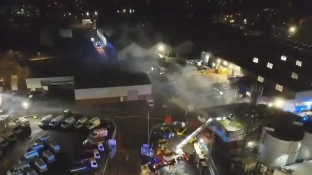 požar u fabrici čvaraka, fabrika čvaraka u volsolu, volsol - 14 dec 2025 - Printscreen X West Midlands Fire Service-69402b5f70dbf.webp