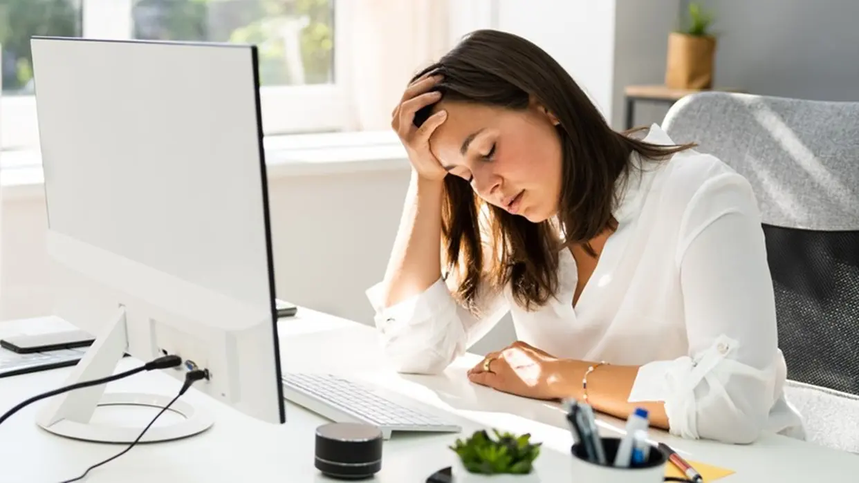 problem na poslu, zaposlena devojka žena u problemu u kancelariji, nezadovoljstvo poslom - profimedia-0559330512-693ecf06535af.webp