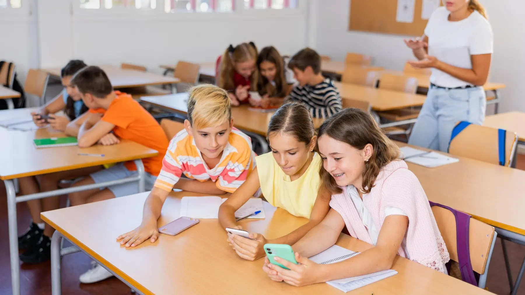 profimedia, zabrana telefona u školama, škola, učionica, deca, đaci, mobilni telefon-69443afad8da0.webp