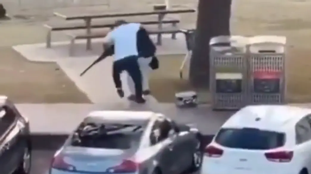 pucnjava u sidneju, ahmed al ahmed, čovek osujetio teroristu koji je pucao na plaži bondi u sidneju, sidnej - 14 dec 2025 - foto Printscreen X Dilly Hussain-693ec6e4bd26c.webp