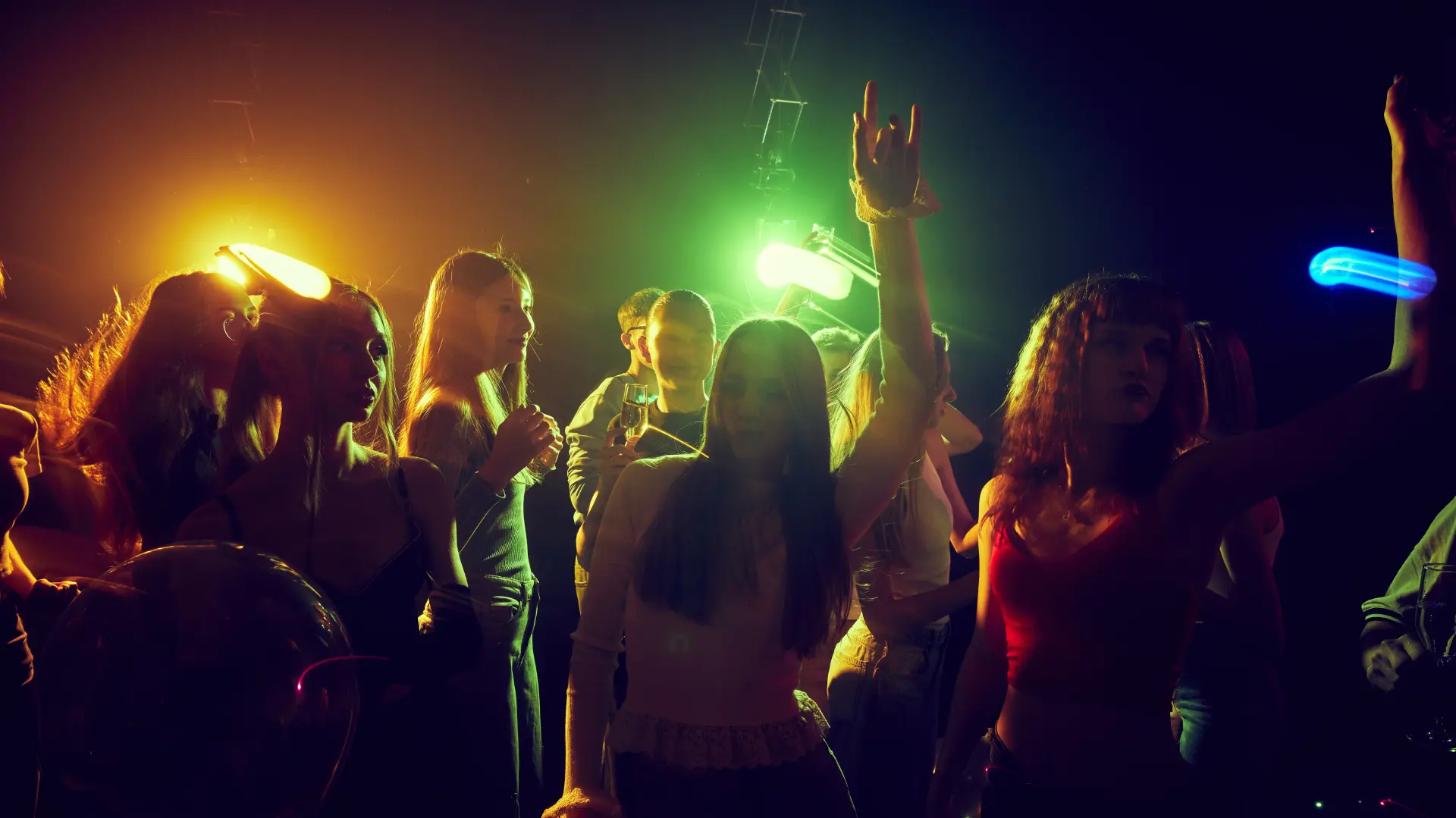 shutterstock, proslava, tinejdžeri, žurka,zabava, osnovci, nova godina, rođendan-69395e66ae6ed.webp