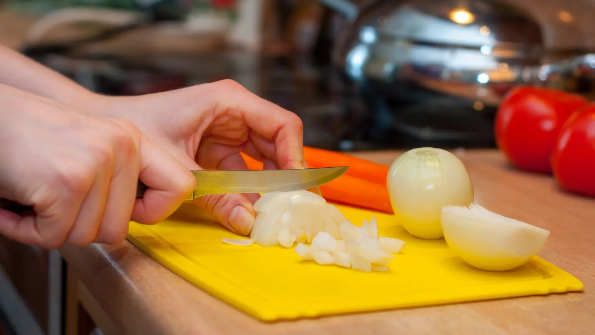 shutterstock_1059374546 daska za seckanje plastična luk kuhinja kuvanje nož povrće ručak-69356a6d9e82c.webp