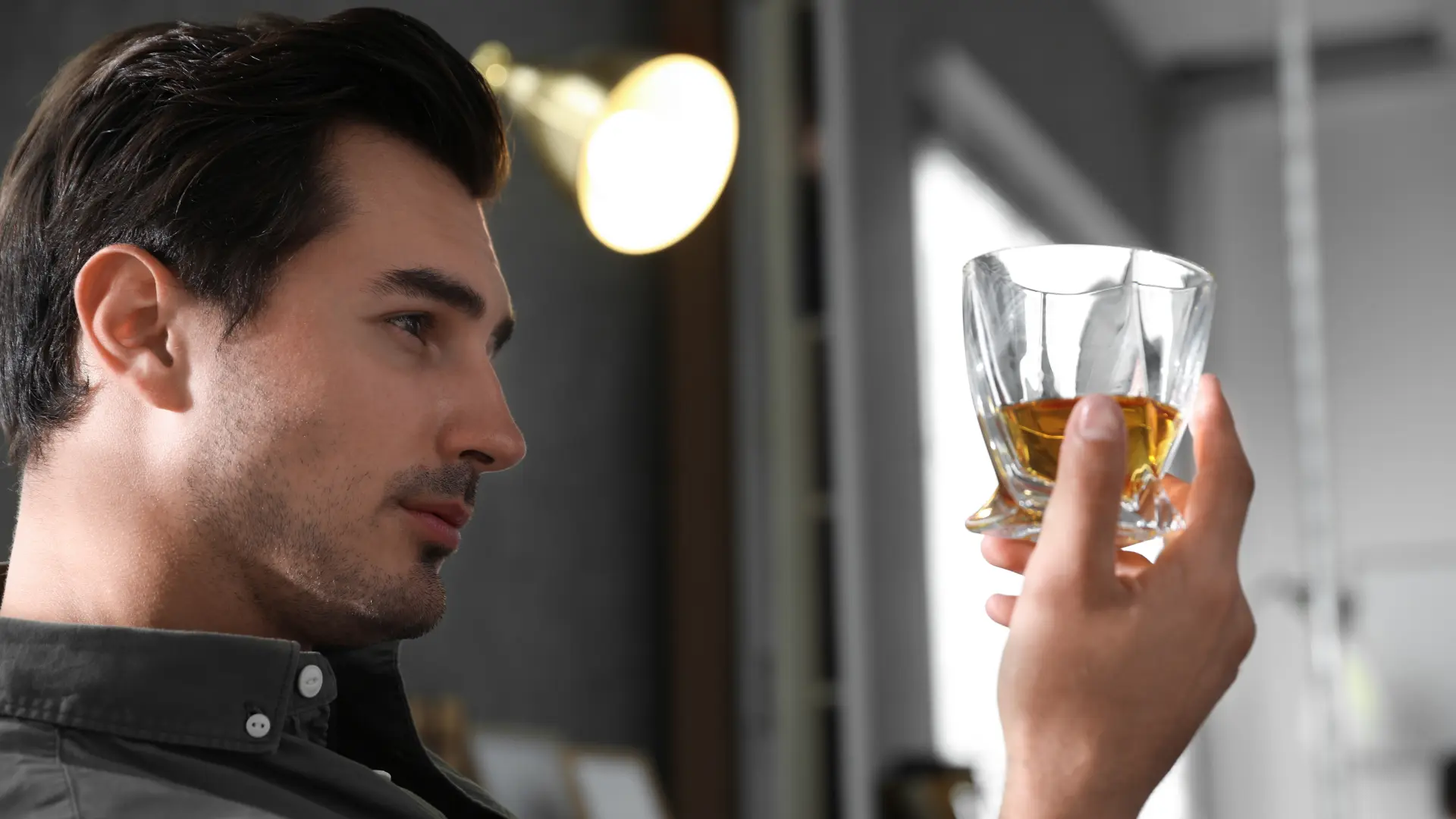 shutterstock_1488192200 alkohol alkoholičar-693575615649c.webp