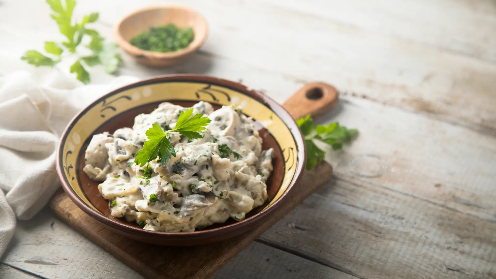 shutterstock_1528322882 salata sa pečurkama-694a628133897.webp