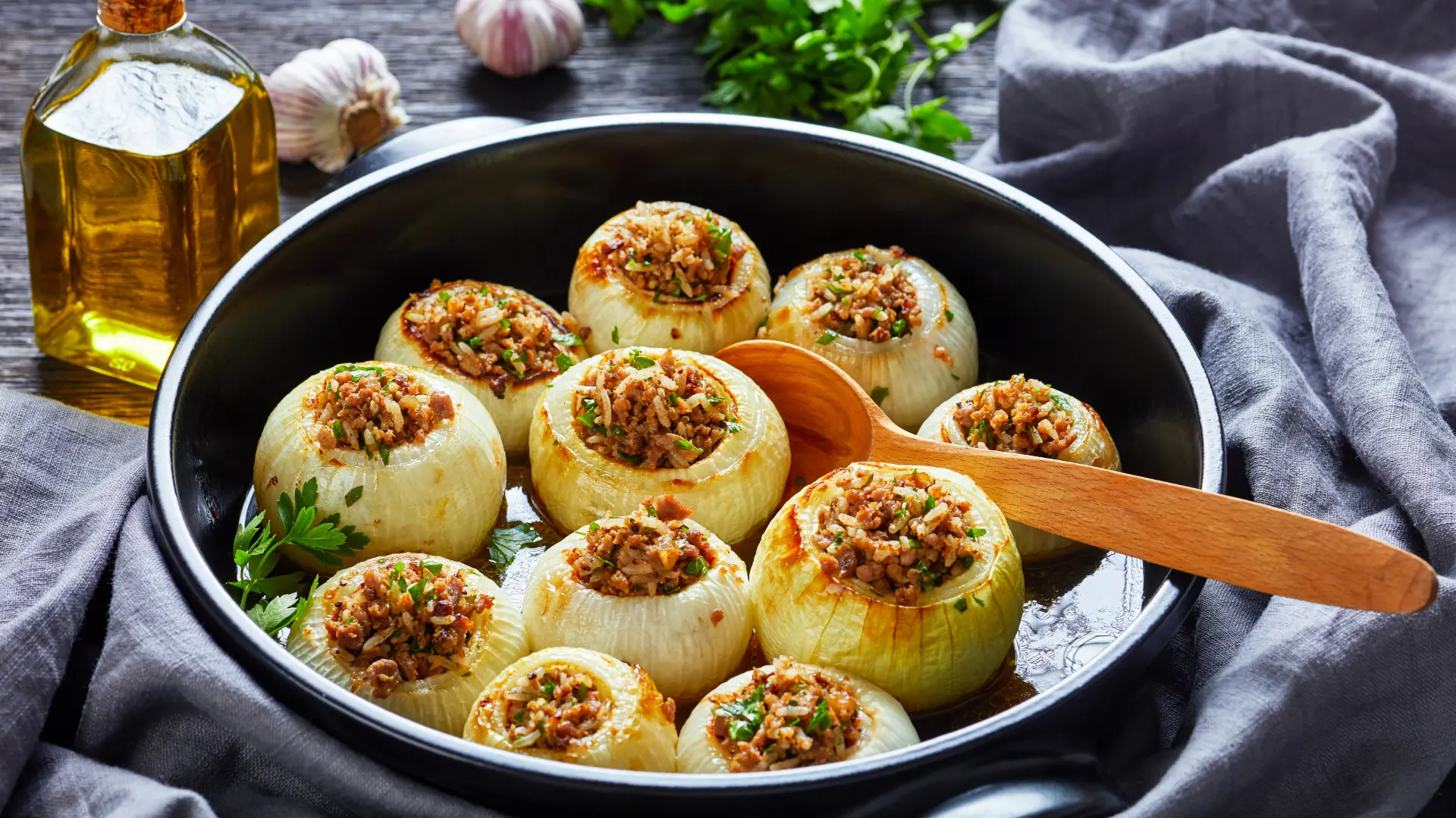 shutterstock_1767270737 sogan dolma luk punjeni crni luk-6934278569cf5.webp