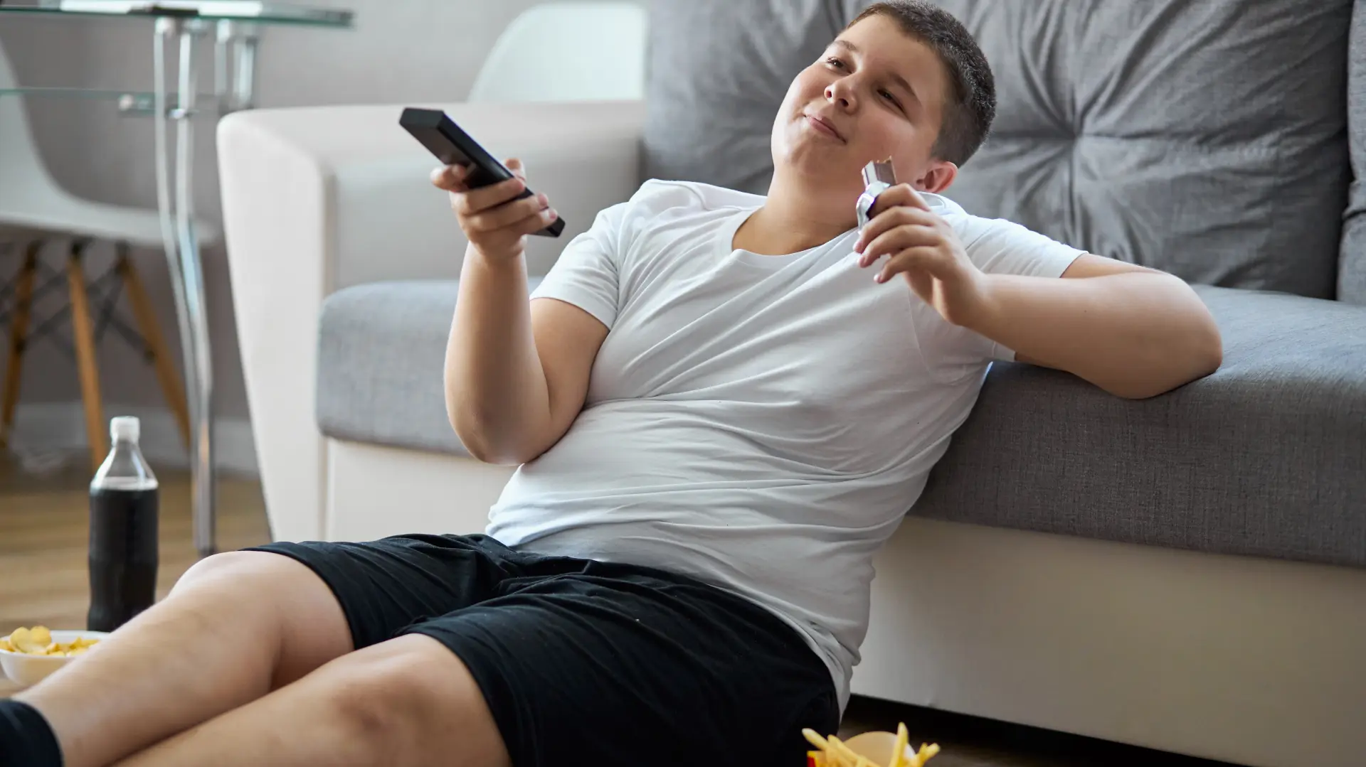 shutterstock_1801106914 gojaznost debljina mršavljenje nezdrava hrana dece gojazno dete dečak slatkiši nezdrava hrana-69383999252ba.webp