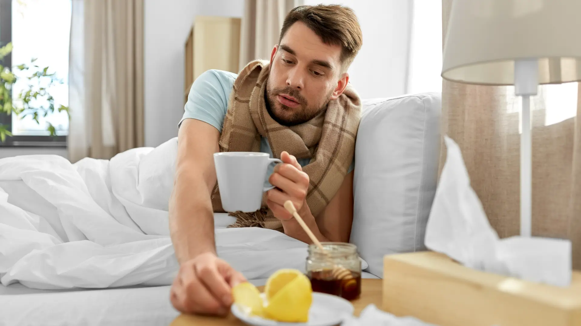 shutterstock_2174576777 čaj prehlada grip med limun honey  krevet bolest virus muškarac zima-694e3644ab34a.webp