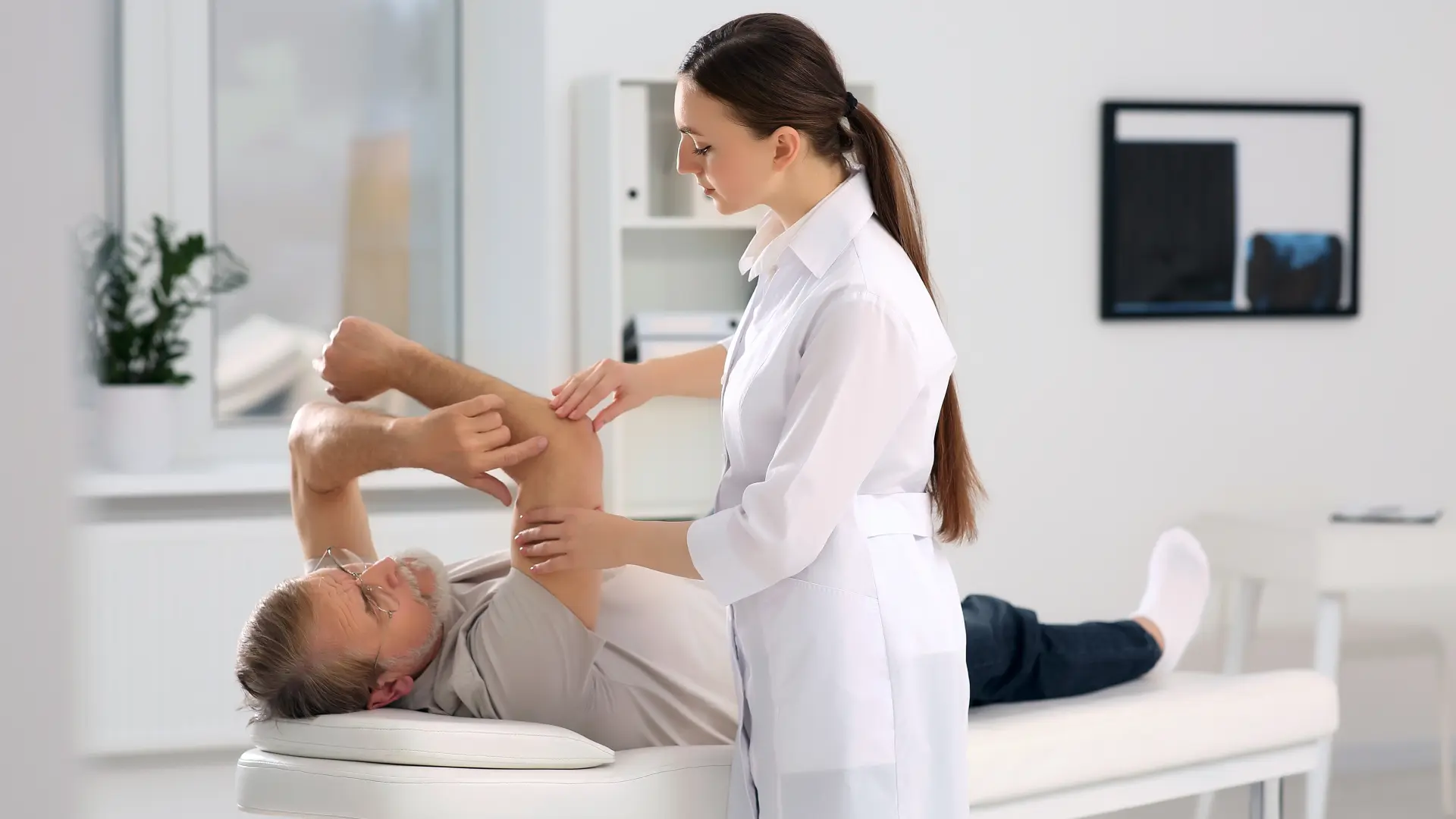 shutterstock_2265349627 ortoped bol u mišićima mišići-69343c305cd2e.webp