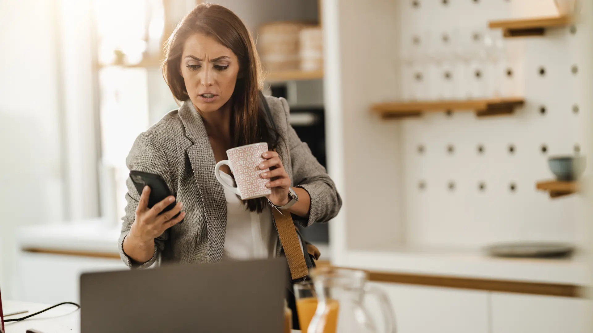 shutterstock_2272678371 jutro žurba polazak na posao kafa stres žuri haos-69466c281d458.webp