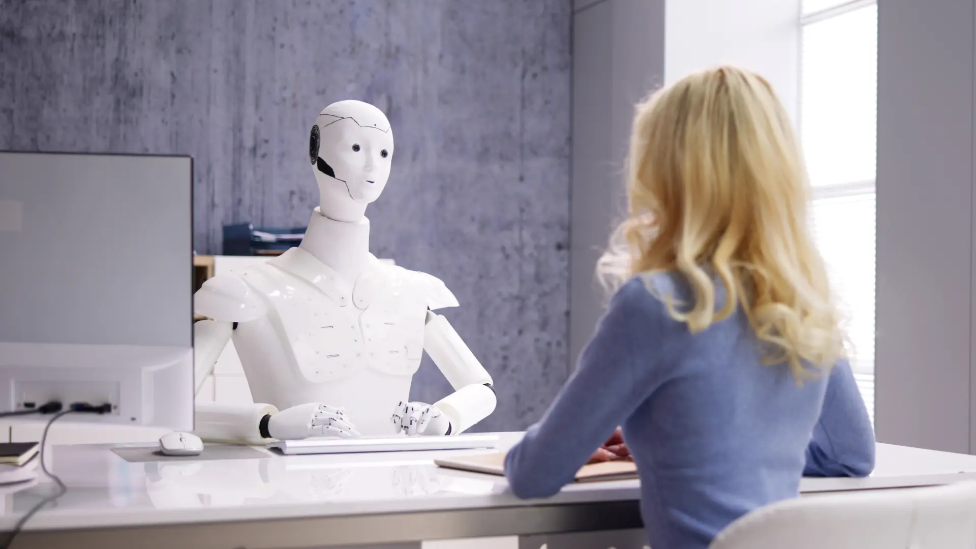 shutterstock_2280071965 CHATGPT AI osoba veštačka inteligencija posao razgovor žena-69451ad714ab9.webp