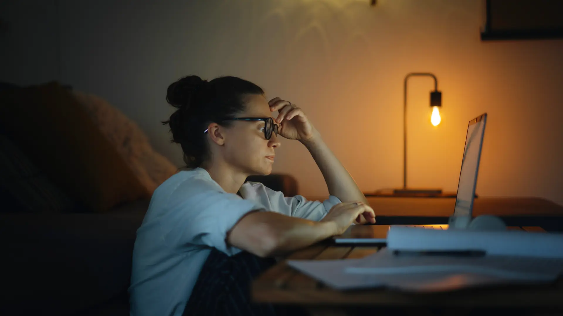 shutterstock_2340572897 noćna smena posao rad radni sto lampa devojka naočare laptop rad noću noć-694c08f7b30f2.webp